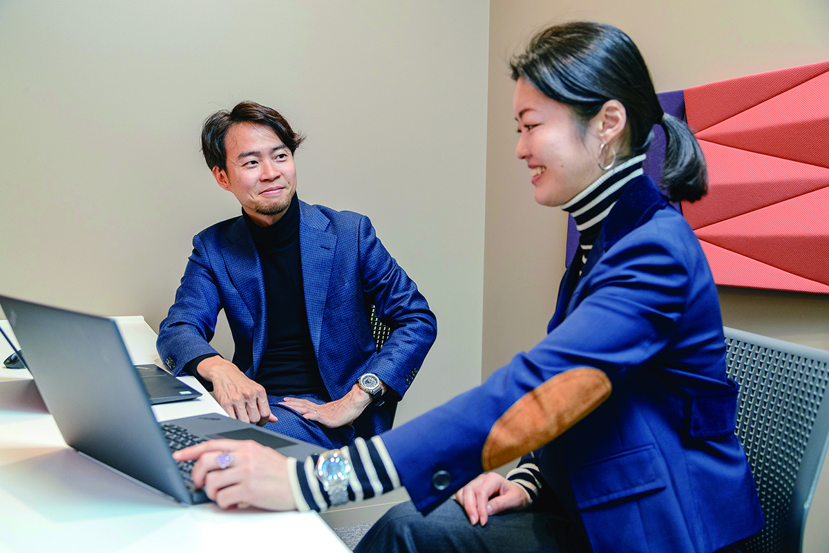 簡単な打ち合わせも可能な2人用のブース