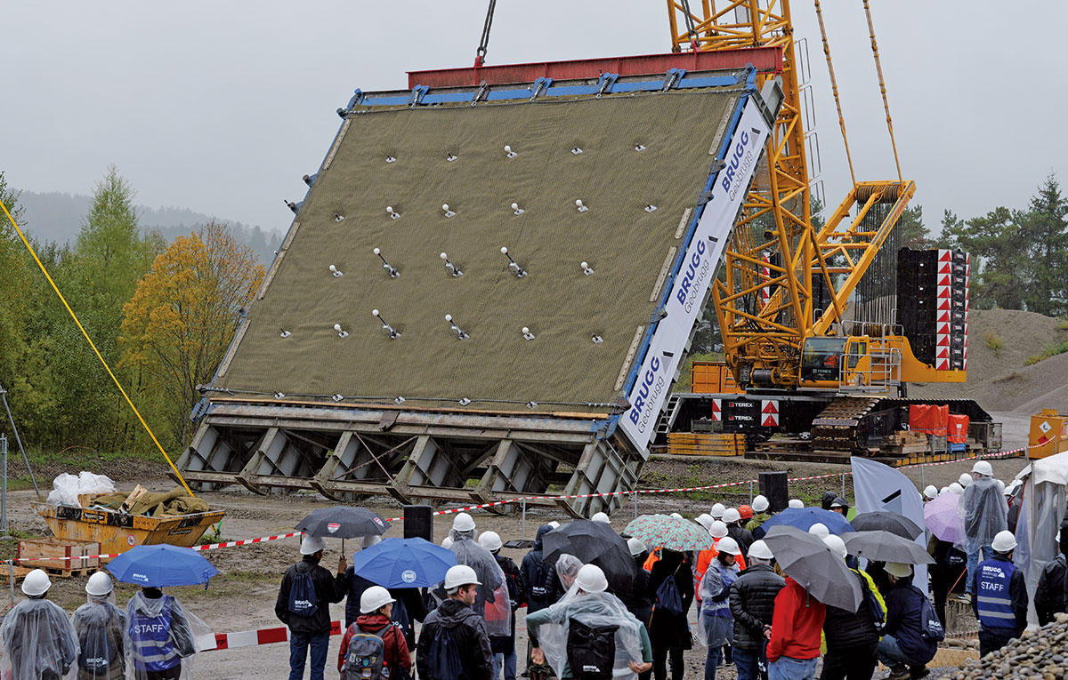 〔写真4〕斜面崩壊の実証実験（スイス）