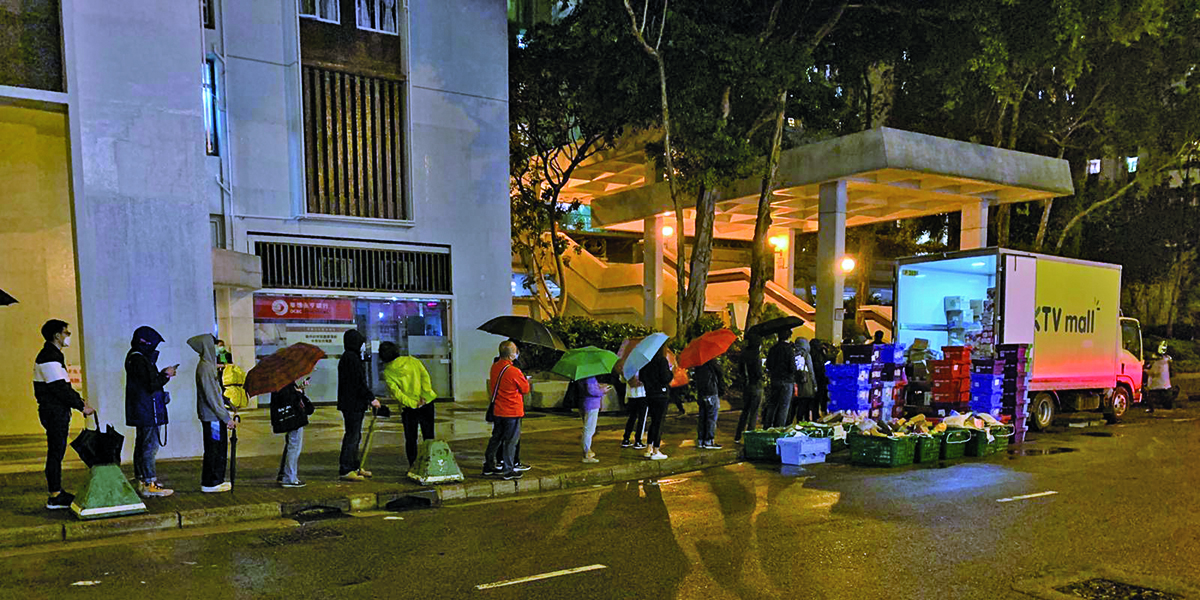 図8 配達された商品を受け取るために並ぶ人々（香港特別行政区）