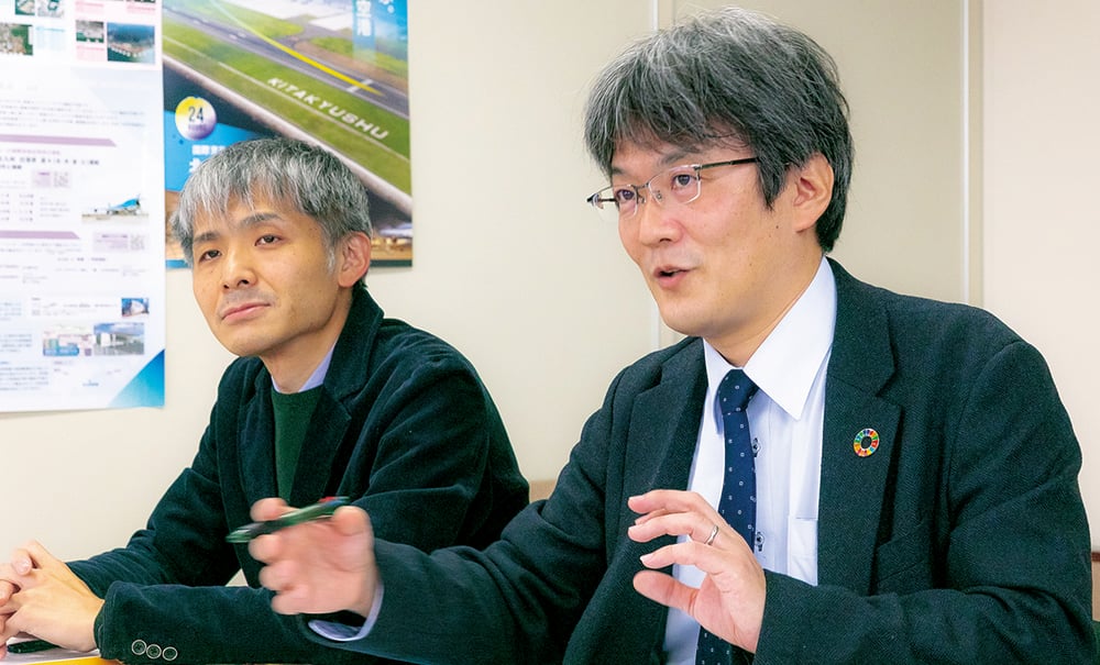 北九州市役所 産業経済局 物流拠点推進室 次長 池田 弘幸氏(右) 物流企画係長 浦 大征氏(左)