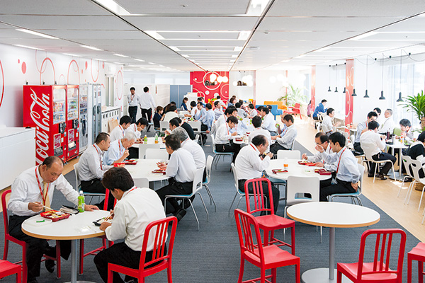 オフィス移転プロジェクト事例 / 東京コカ・コーラボトリング株式会社　食堂の代わりに設けたリフレッシュメントスペース（通称「コークステーション」）