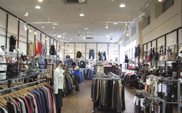 ショッピングモ－ル内にあるオシャレな店内