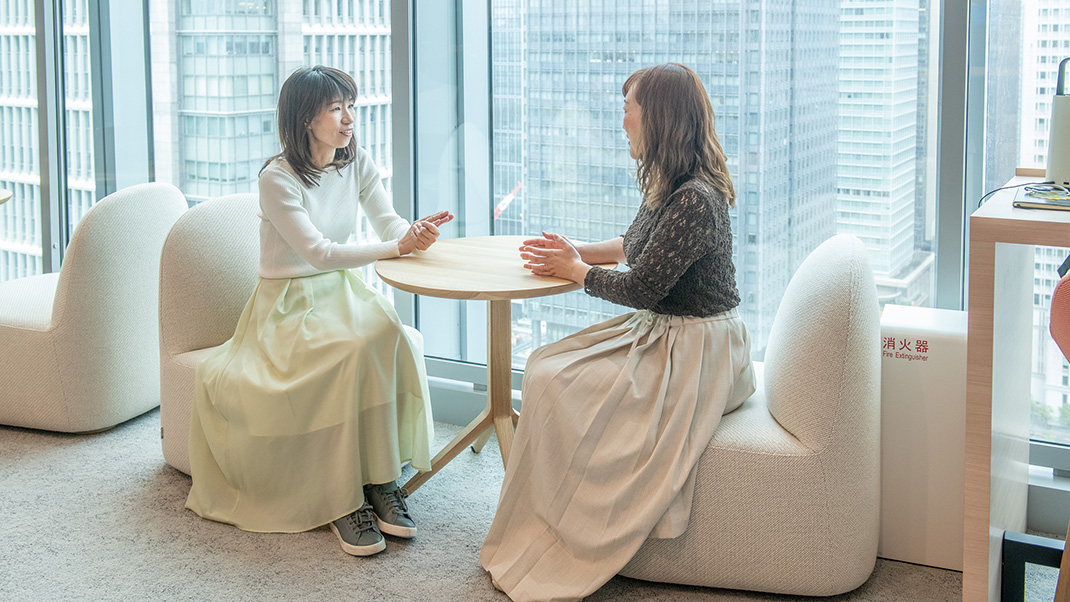 廃棄予定の同社の未使用シューズを原料に用いて製作された特注ソファ