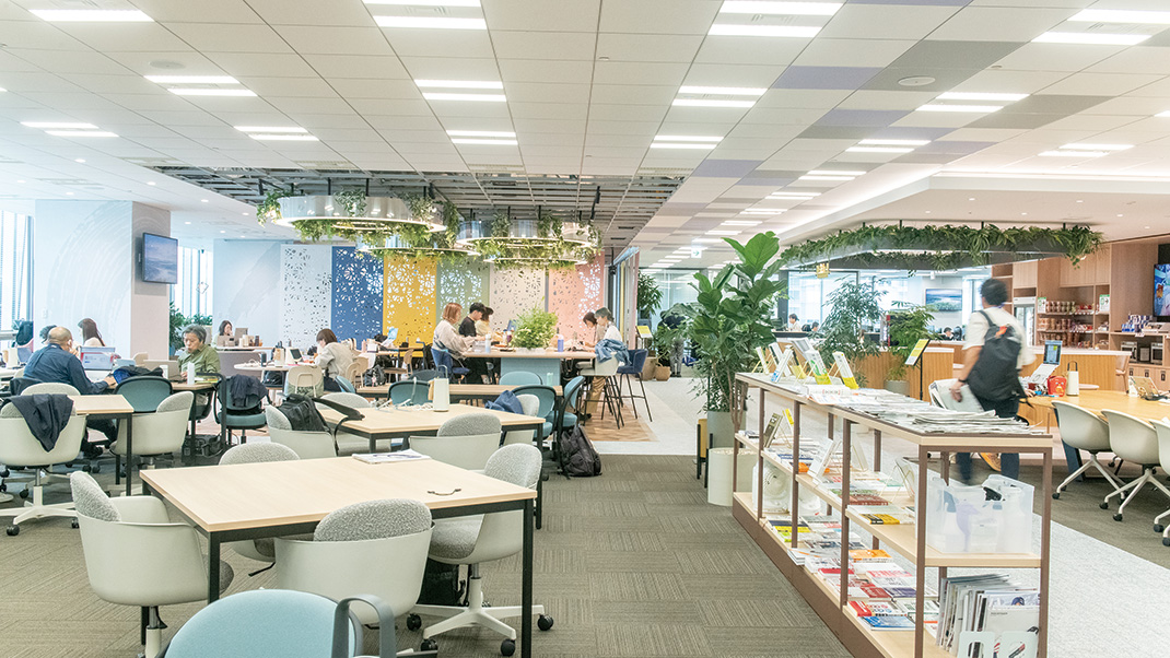 交流を促すワーキングカフェは、情報共有や懇親の場を創出。柔軟な働き方と快適な環境を支える設備も充実